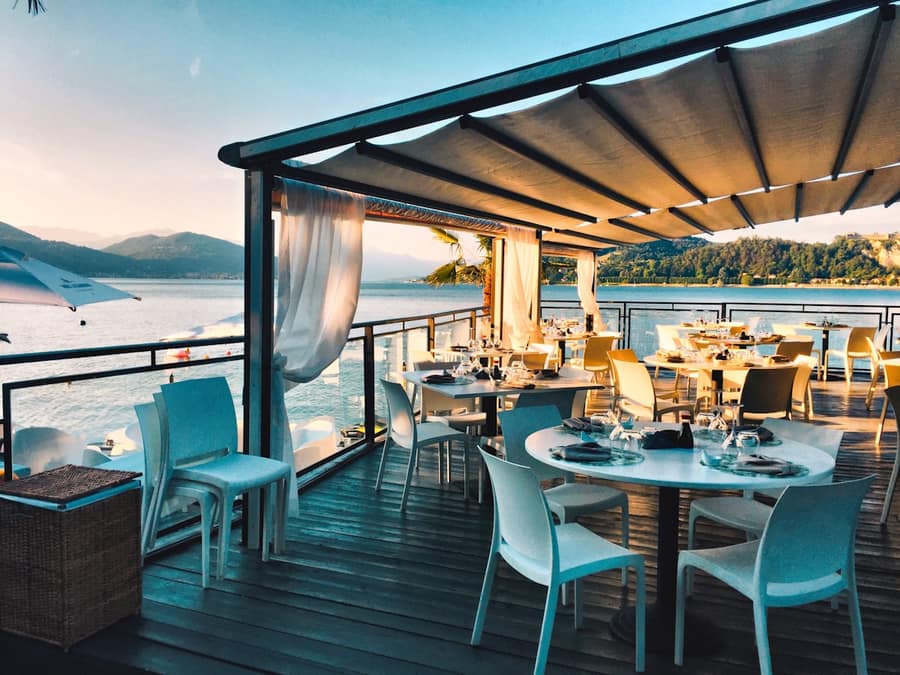 Tavola elegante sul mare
